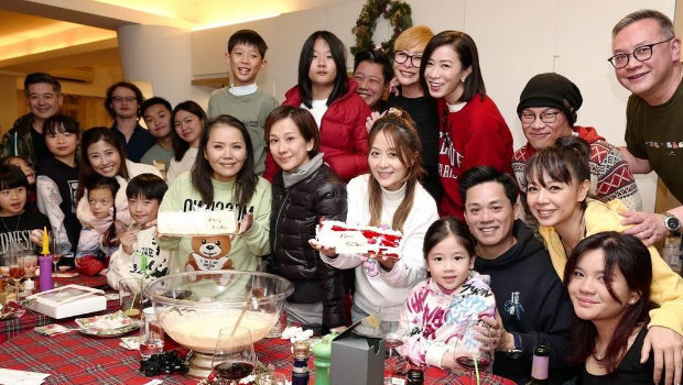 佘诗曼有十多名义子义女，当中包括“七魔女”的仔女全也是其义子义女。